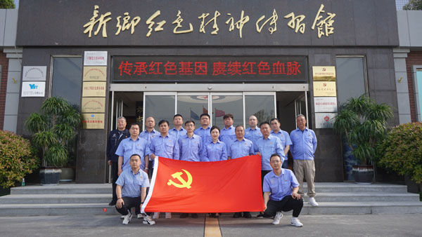在红色心灵传习馆前合影留念.jpg